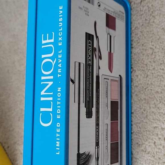 Clinique 4 pc Makeup set /New - Picture 11 of 12